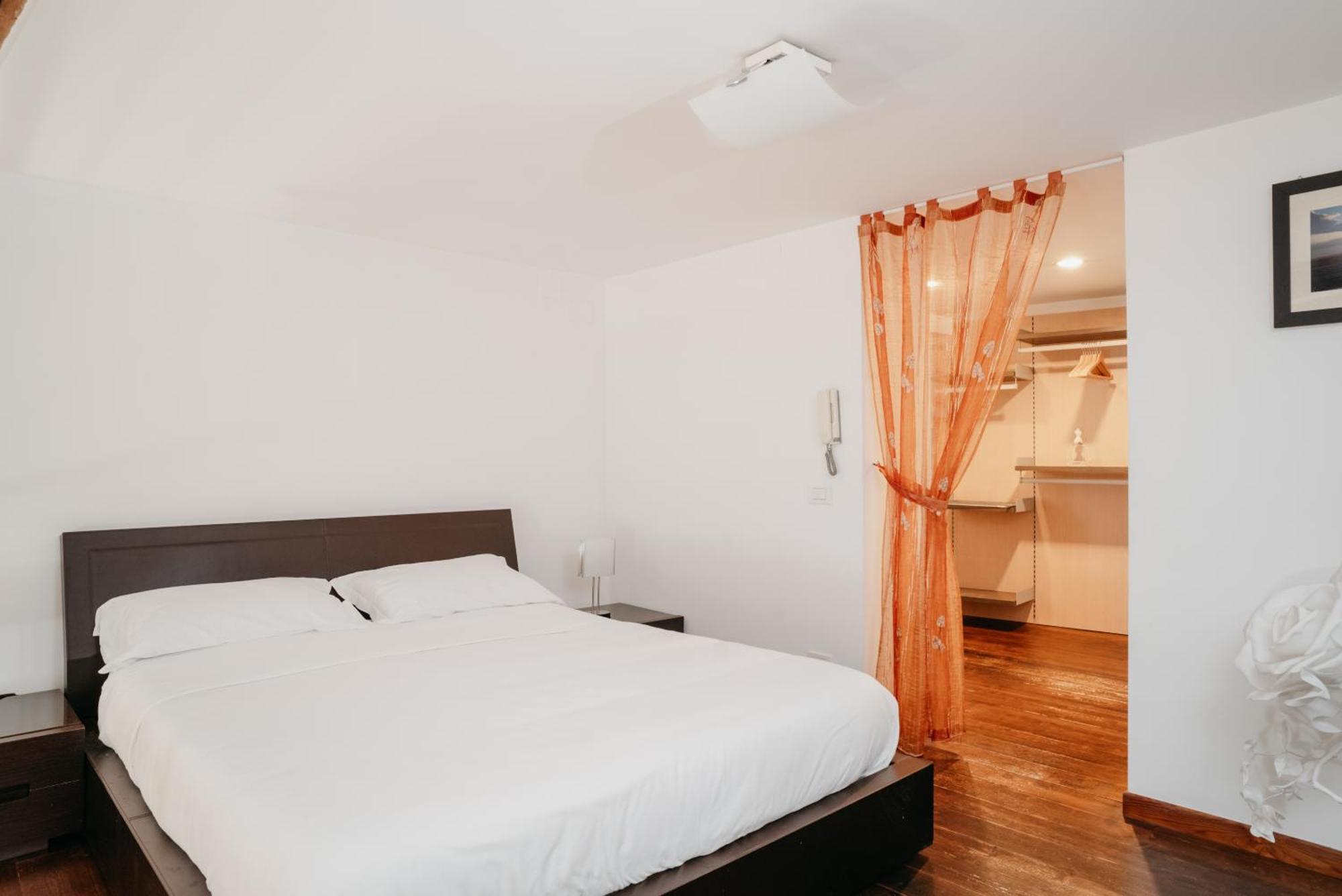 Апартаменты La Casa Dell' Avvocato - Centro Неаполь Экстерьер фото