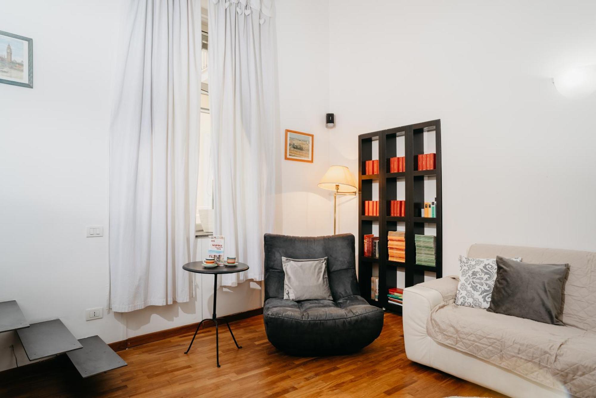 Апартаменты La Casa Dell' Avvocato - Centro Неаполь Экстерьер фото